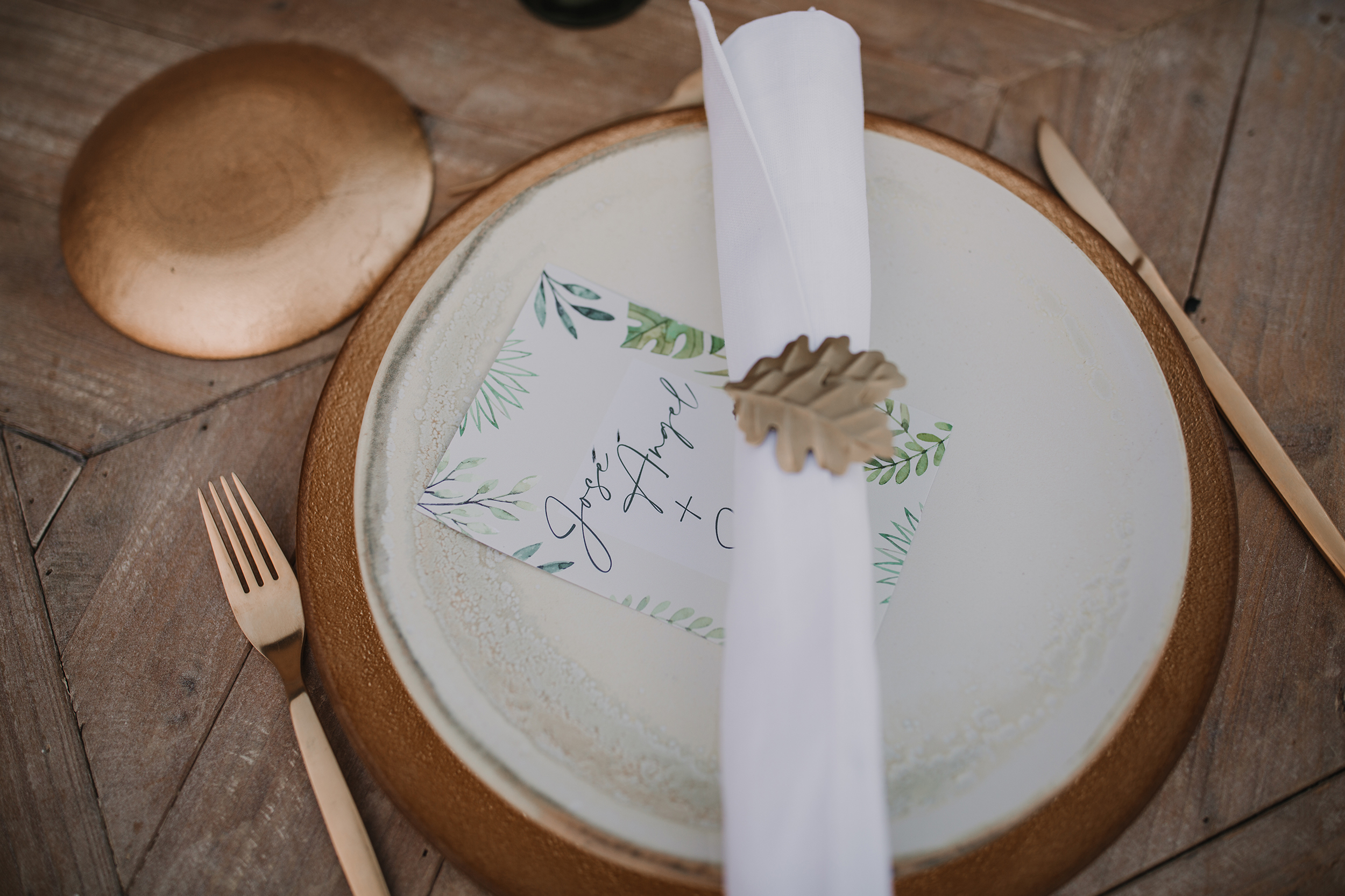 Decoración mesas bodas. Sin mantel. Manteles. Boda 2020